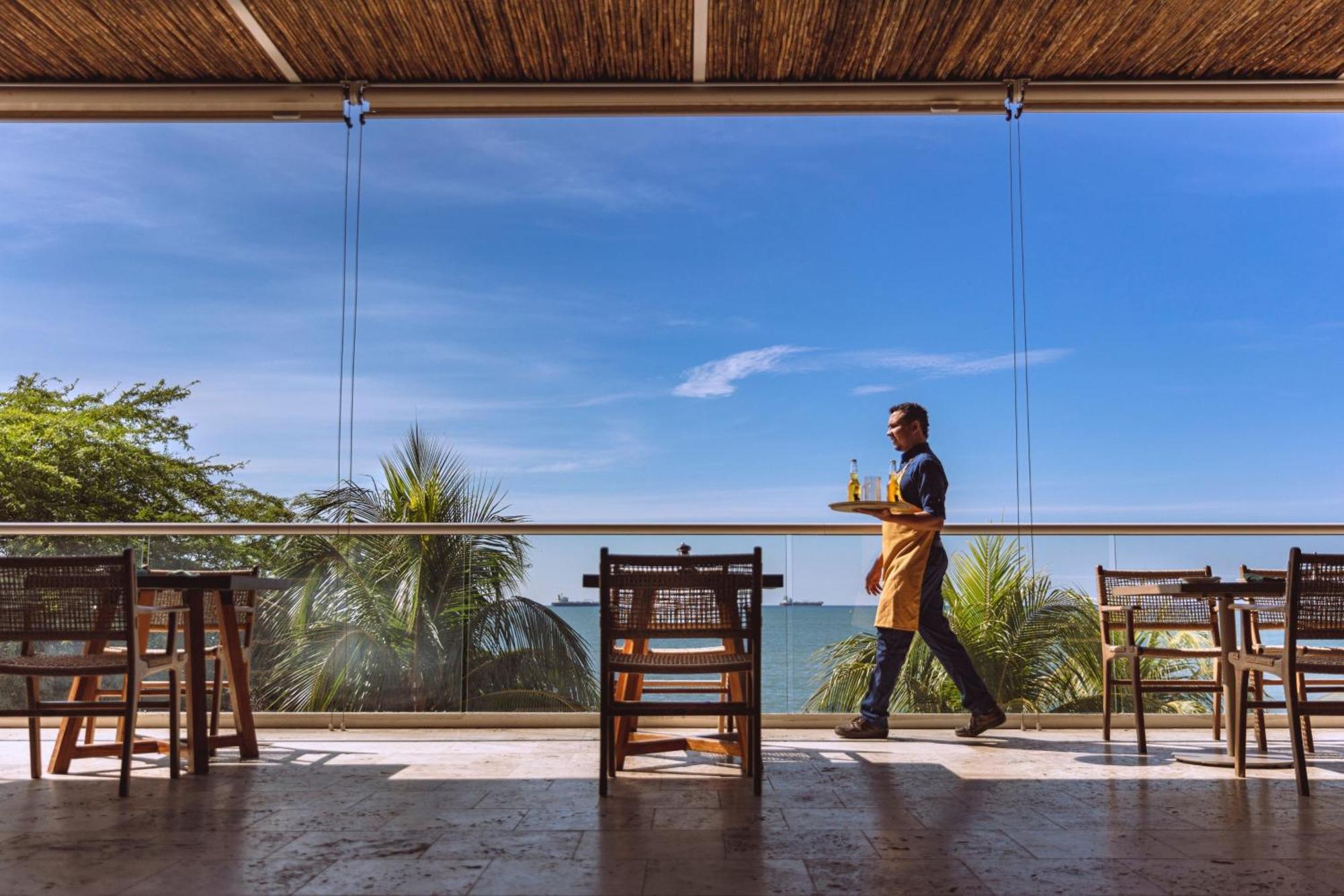 ซานตา มาร์ตา แมริออท รีสอร์ต ปลายา ดอร์มิดา Hotel ซันตามาร์ตา ภายนอก รูปภาพ A waiter at work