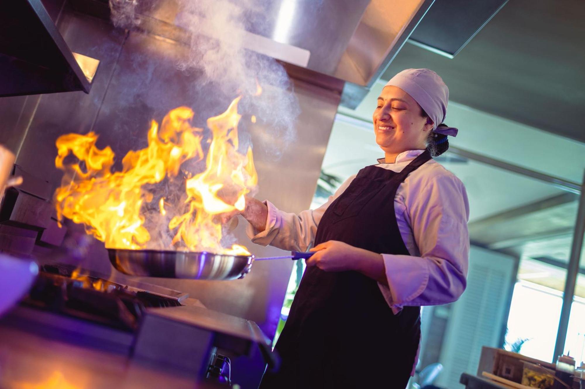 ซานตา มาร์ตา แมริออท รีสอร์ต ปลายา ดอร์มิดา Hotel ซันตามาร์ตา ภายนอก รูปภาพ A chef cooking with a flaming skillet