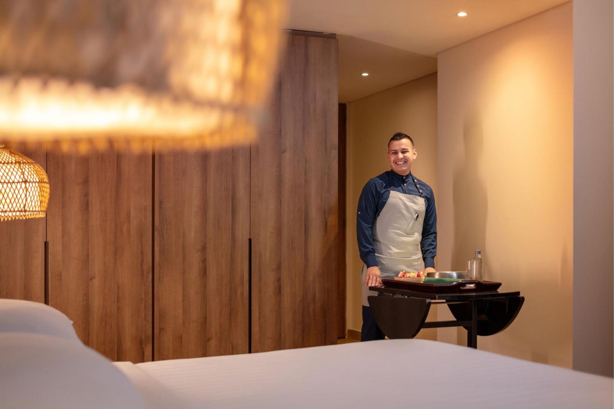 ซานตา มาร์ตา แมริออท รีสอร์ต ปลายา ดอร์มิดา Hotel ซันตามาร์ตา ภายนอก รูปภาพ A butler at the Mandarin Oriental, Munich