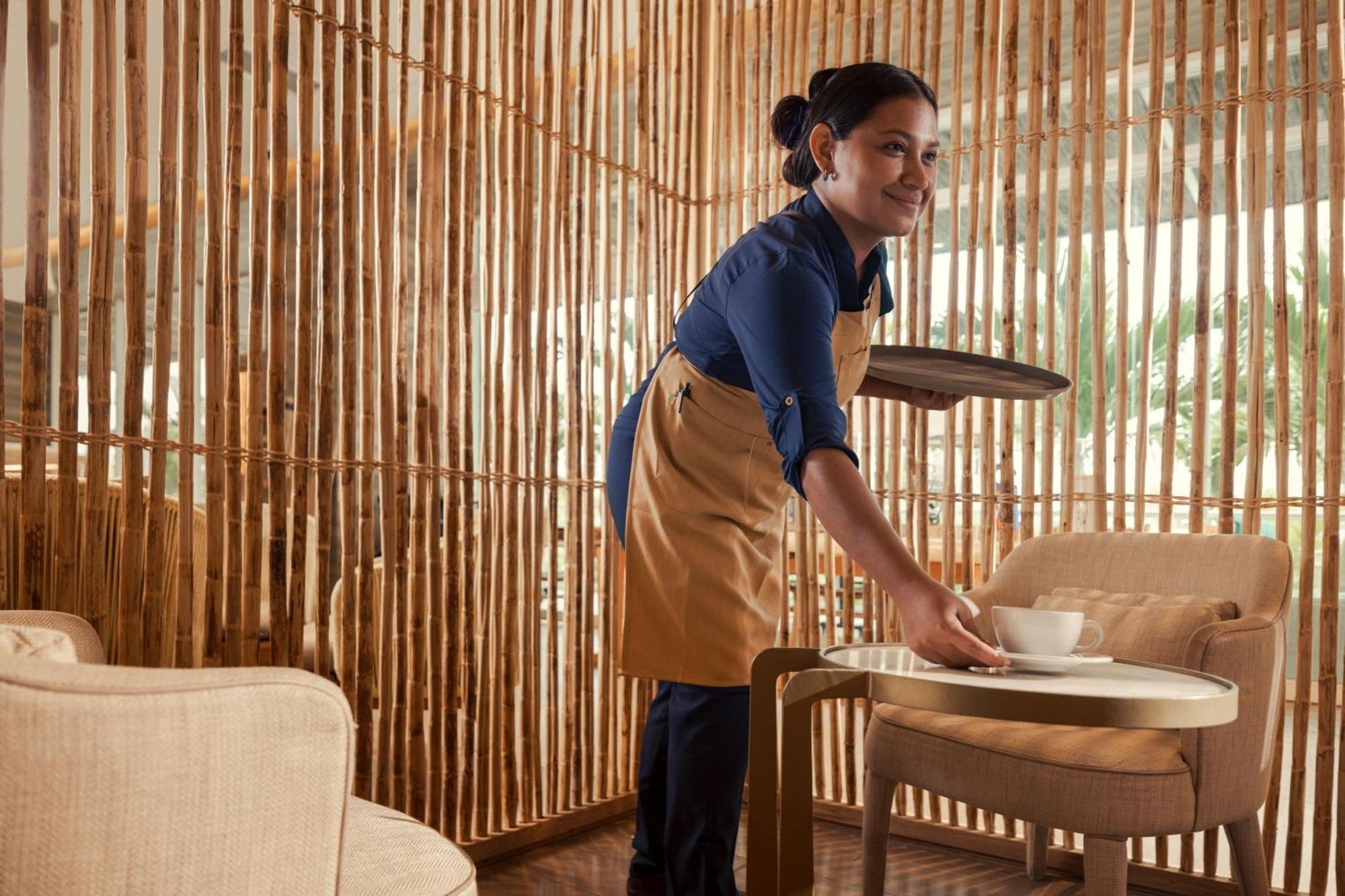 ซานตา มาร์ตา แมริออท รีสอร์ต ปลายา ดอร์มิดา Hotel ซันตามาร์ตา ภายนอก รูปภาพ A hotel staff