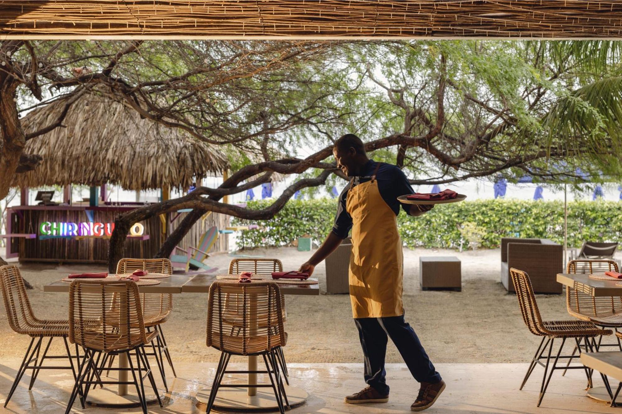 ซานตา มาร์ตา แมริออท รีสอร์ต ปลายา ดอร์มิดา Hotel ซันตามาร์ตา ภายนอก รูปภาพ A waiter clearing a table