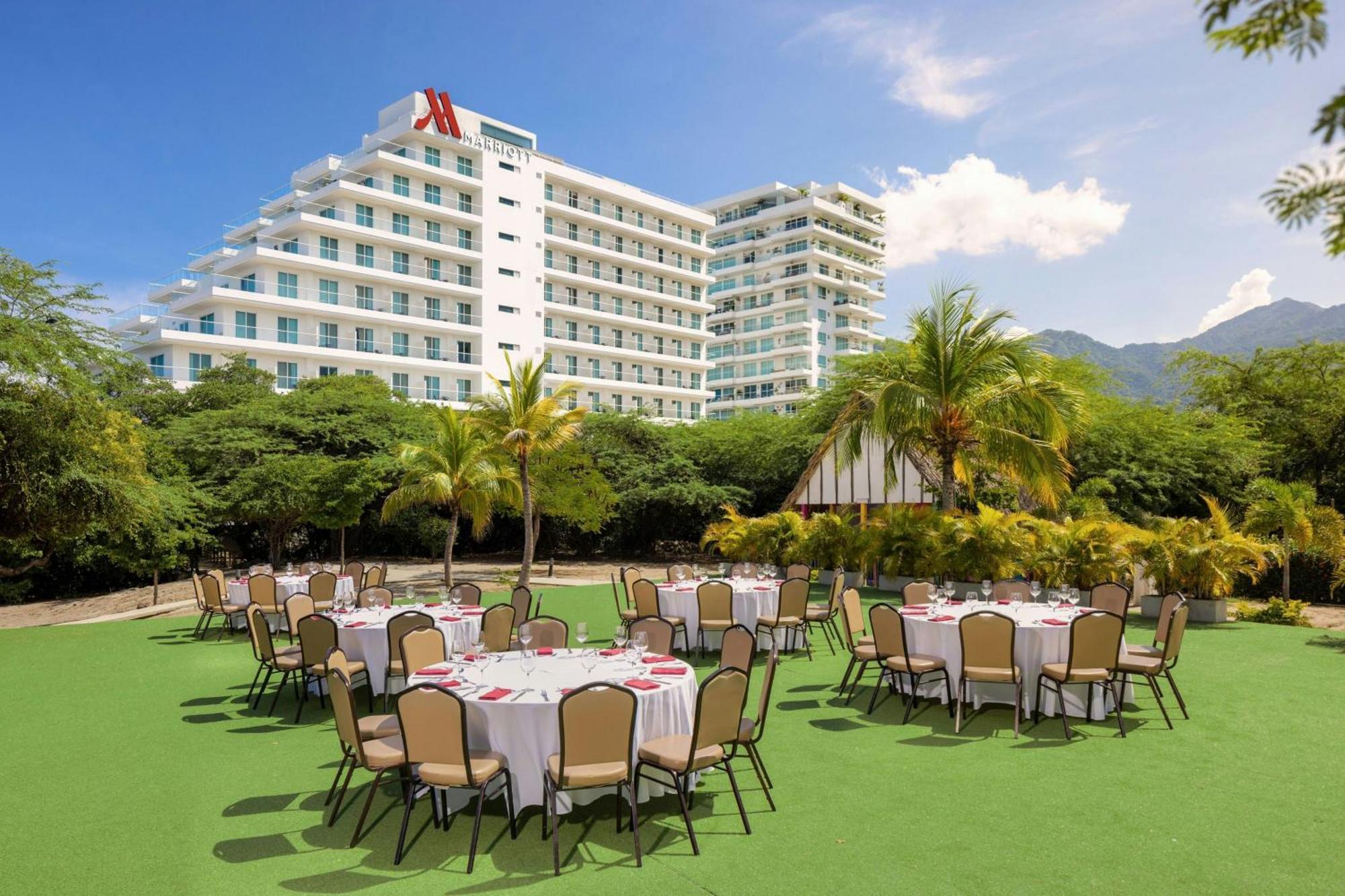 ซานตา มาร์ตา แมริออท รีสอร์ต ปลายา ดอร์มิดา Hotel ซันตามาร์ตา ภายนอก รูปภาพ The lawn at the hotel